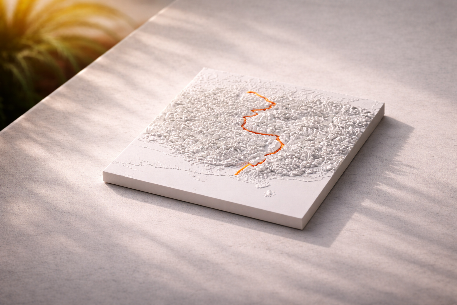 Quadratisches 3D-Terrain-Modell in Weiß mit Strava-Route in Orange
