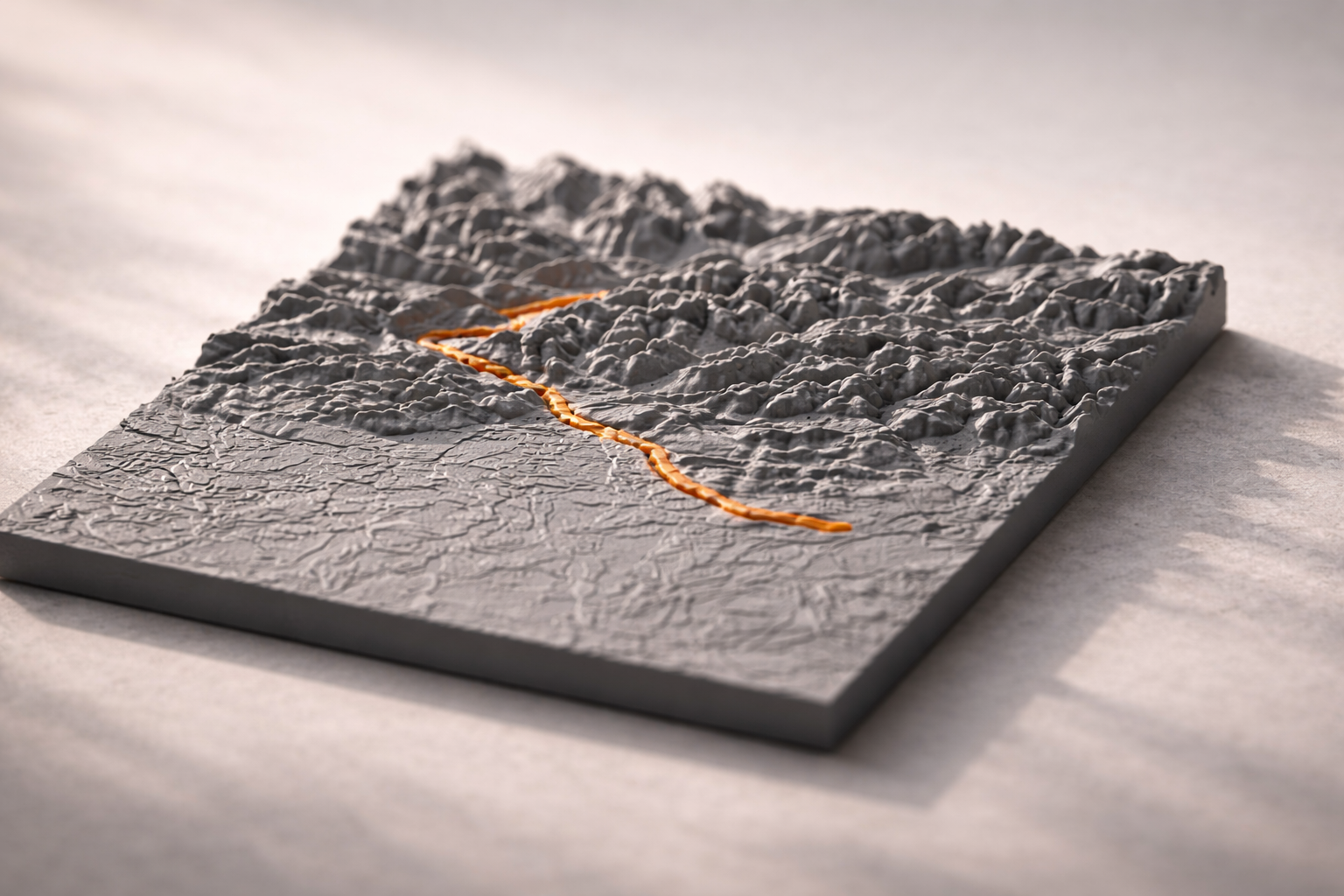 Quadratisches 3D-Terrain-Modell in Grau mit Strava-Route in Orange