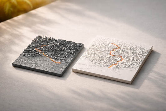 Zwei Quadratische 3D-Terrain-Modelle in Schwarz und Weiß mit Strava-Route in Orange