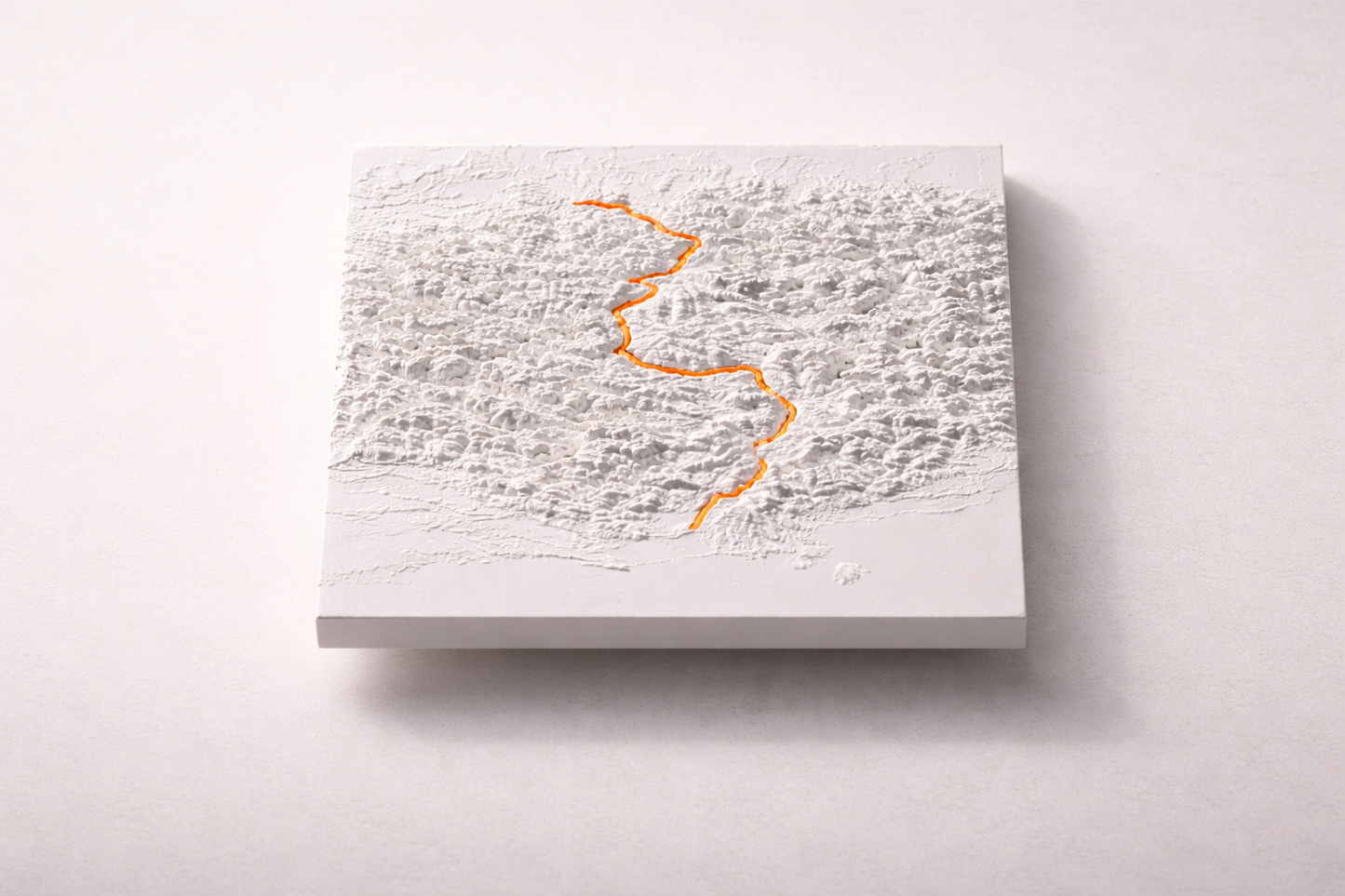 Quadratisches 3D-Terrain-Modell in Weiß mit Strava-Route in Orange