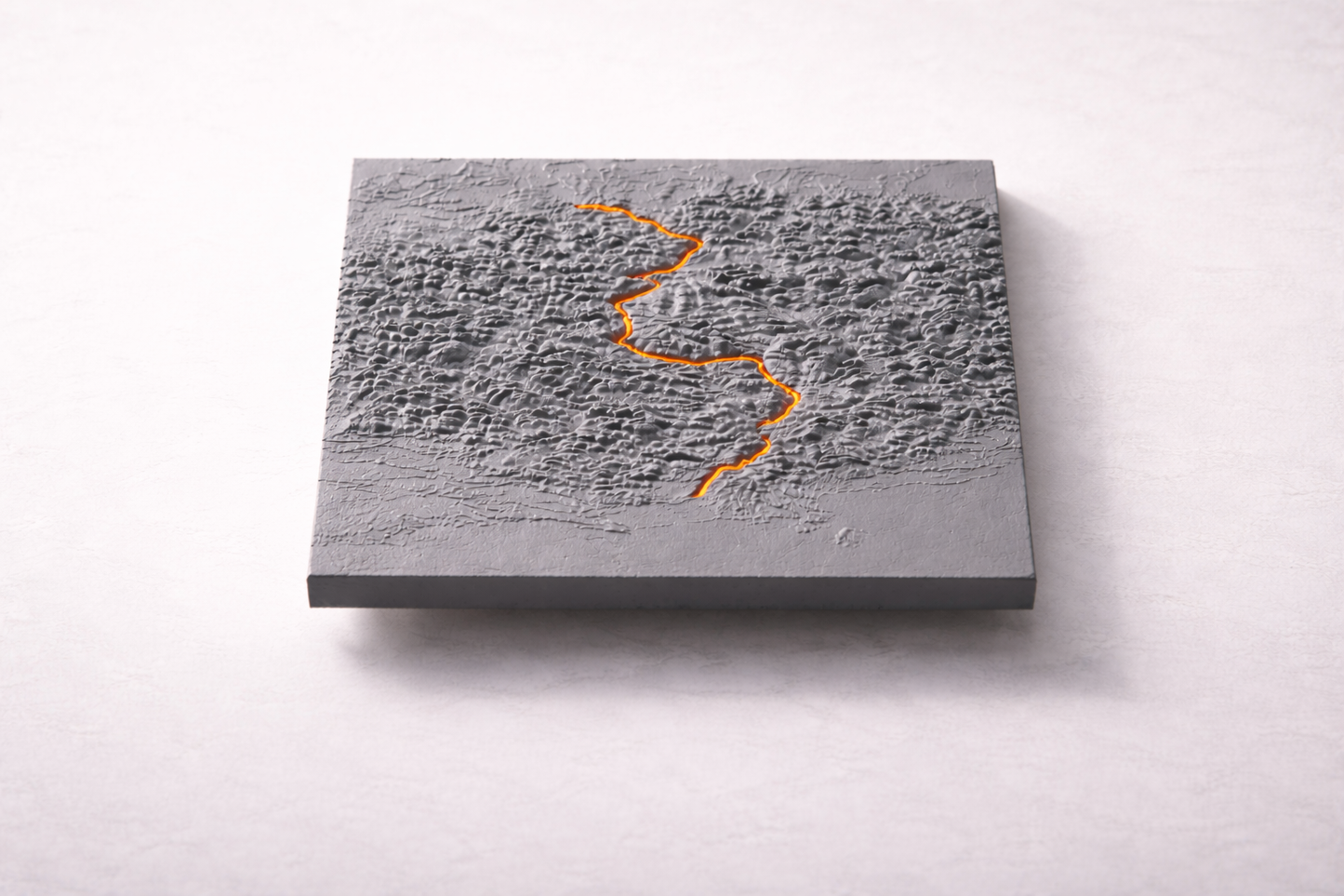 Quadratisches 3D-Terrain-Modell in grau mit Strava-Route in Orange