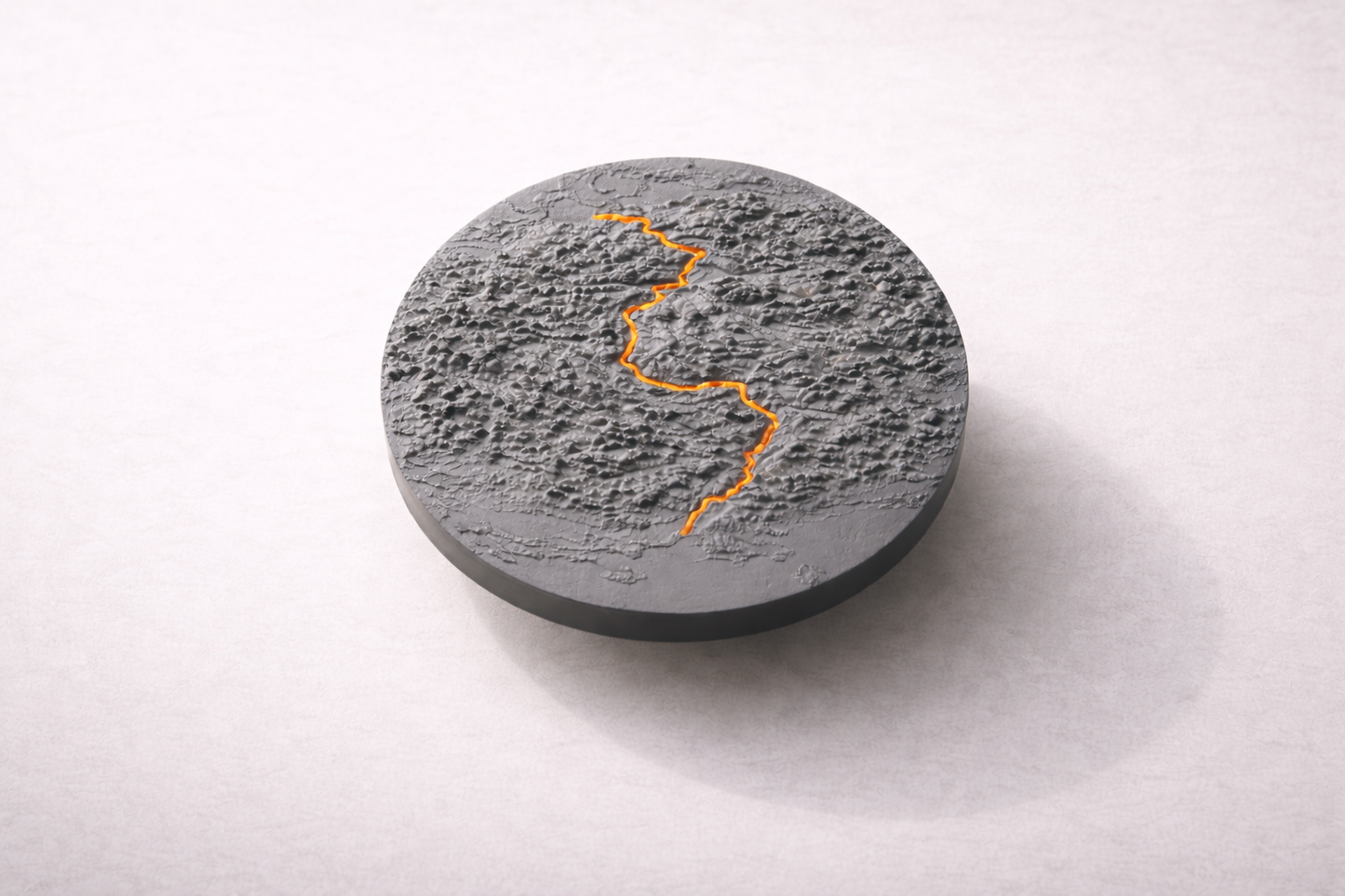 Rundes 3D-Terrain-Modell in Grau mit Strava-Route in Orange