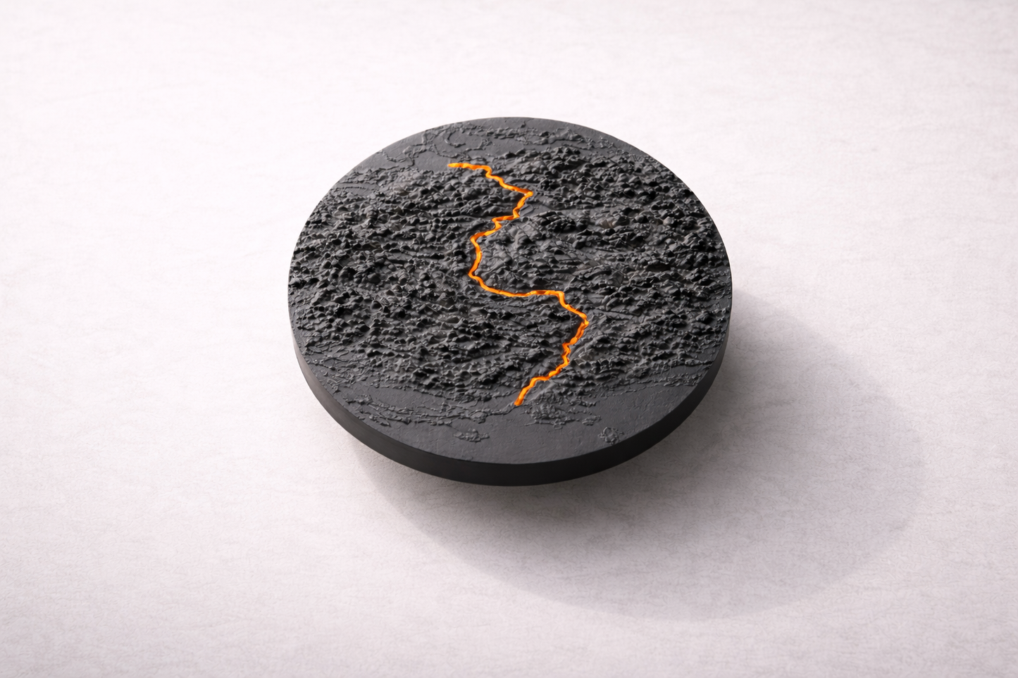 Rundes 3D-Terrain-Modell in Schwarz mit Strava-Route in Orange