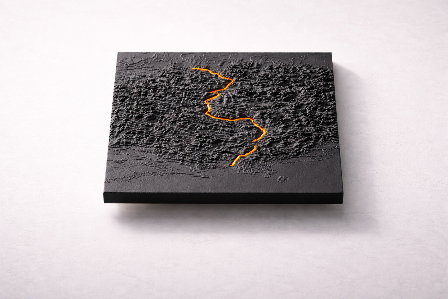 Quadratisches 3D-Terrain-Modell in Schwarz mit Strava-Route in Orange